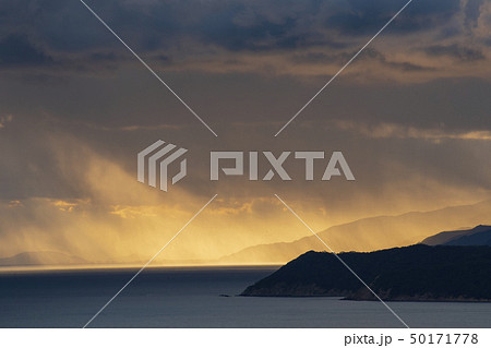 幻想的な夕日が差す海 50171778