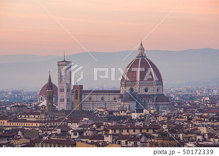イタリア　フィレンツェ　ミケランジェロ広場からのフィレンツェ市街地の景色 50172339