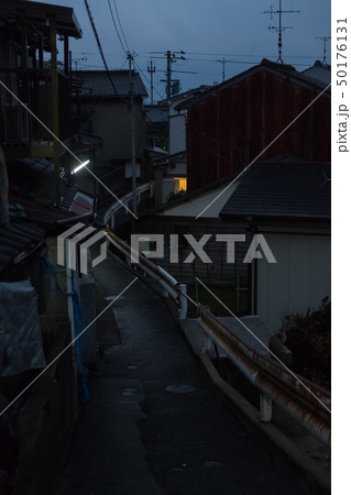 狭い路地と錆びたガードレール 狭い路地と錆びたガードレール 50176131
