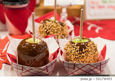 Green apples covered in chocolate and caramelized almond at a stall at Pike Place Market in Seattle 50178405