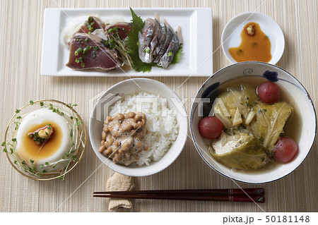 鰹のタタキがメインの、ヘルシーな食事 鰹のタタキがメインの、ヘルシーな食事 50181148