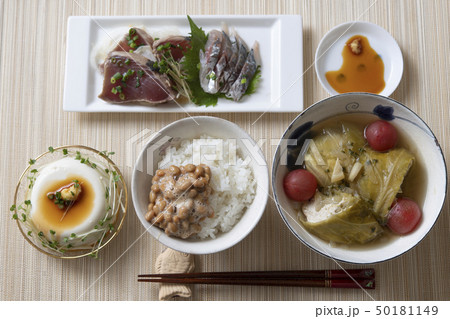 鰹のタタキがメインの、ヘルシーな食事 鰹のタタキがメインの、ヘルシーな食事 50181149