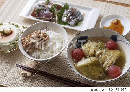 鰹のタタキがメインのヘルシーな食事 50181442