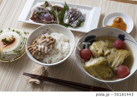鰹のタタキがメインのヘルシーな食事 鰹のタタキがメインのヘルシーな食事 50181443