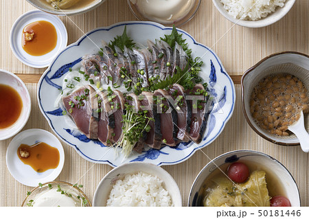 鰹のタタキがメインのヘルシーな食事 50181446