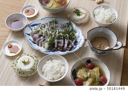 鰹のタタキがメインのヘルシーな食事 50181449