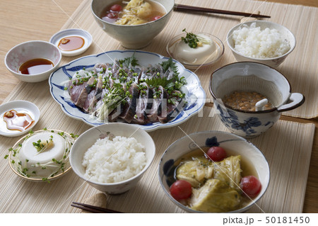 鰹のタタキがメインのヘルシーな食事 50181450