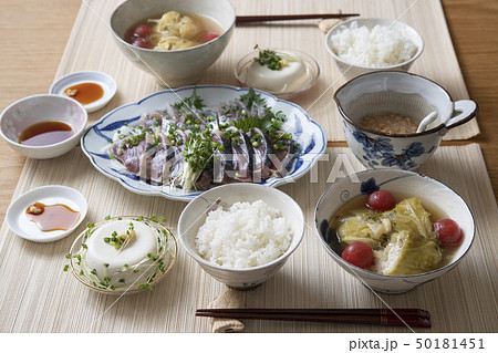 鰹のタタキがメインのヘルシーな食事 鰹のタタキがメインのヘルシーな食事 50181451