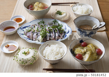 鰹のタタキがメインのヘルシーな食事 50181452