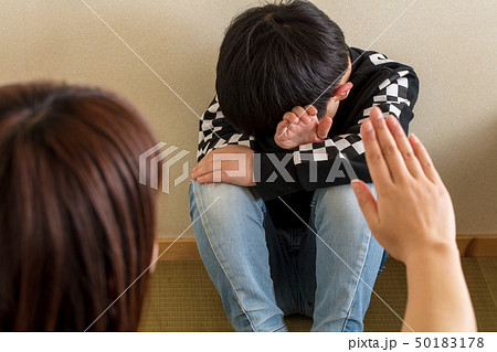 女性が男の子に手をあげている泣いている姿児童虐待現代問題 女性が男の子に手をあげている泣いている姿児童虐待現代問題 50183178