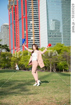 女性 公園 拡声器 50183329