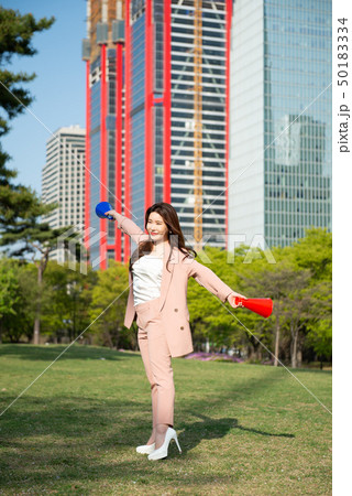 女性 公園 拡声器 50183334