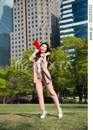 女性 公園 拡声器 50183352