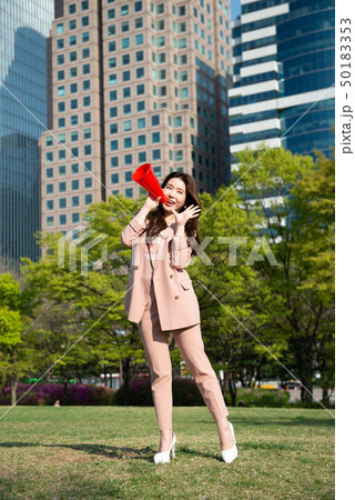 女性 公園 拡声器 50183353