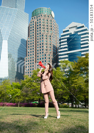 女性 公園 拡声器 50183354
