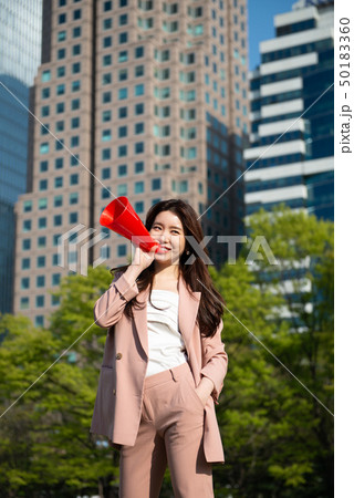 女性 公園 拡声器 50183360
