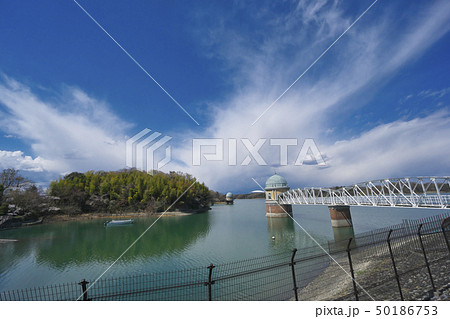 青空の多摩湖と第一取水塔 青空の多摩湖と第一取水塔 50186753