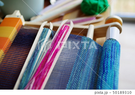 機織り機でラグを織る 50189310