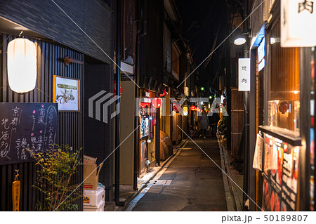 京都府 先斗町 夜の歓楽街の写真素材 京都府 先斗町 夜の歓楽街の写真素材