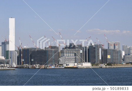 日本の東京都市景観  建設中の選手村などを望む 50189833