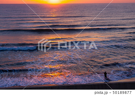 朝日と釣り人 50189877