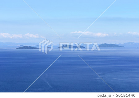 燧灘に浮かぶ上島町の（右から）高井神島、魚島、瓢箪島、江ノ島（対岸は今治市付近） 50191440
