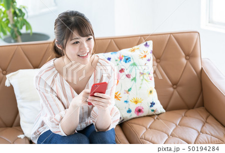 スマホを操作する女性 50194284
