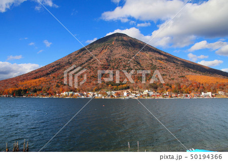 秋の中禅寺湖と男体山（栃木県・日光市） 50194366