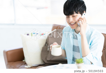 スマホを操作する男性 50194503