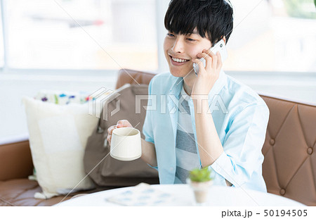 スマホを操作する男性 スマホを操作する男性 50194505