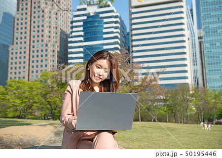 ノートパソコン ノートブック 公園 50195446