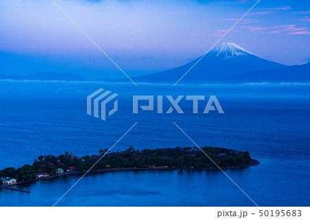 (静岡県)大瀬崎(おせざき)から海越しの富士山 (静岡県)大瀬崎(おせざき)から海越しの富士山 50195683