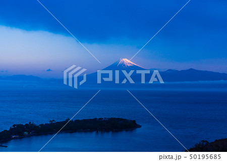 (静岡県)大瀬崎(おせざき)から海越しの富士山 (静岡県)大瀬崎(おせざき)から海越しの富士山 50195685