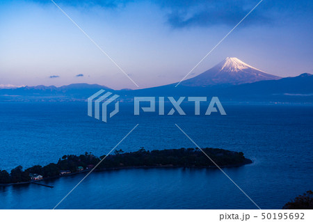 (静岡県)大瀬崎(おせざき)から海越しの富士山 (静岡県)大瀬崎(おせざき)から海越しの富士山 50195692