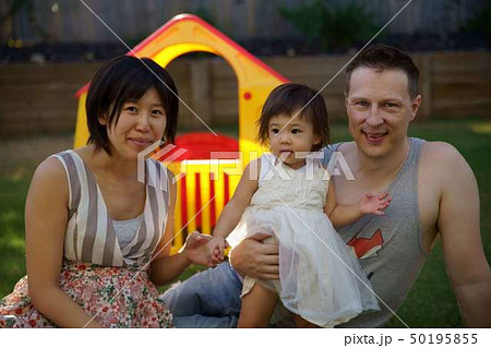 幼い子供と若い家族写真 国際結婚の写真素材