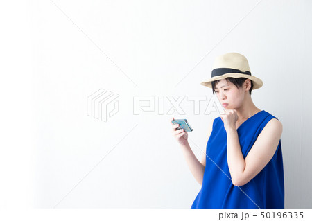 麦わら帽子・女性・白バック 麦わら帽子・女性・白バック 50196335