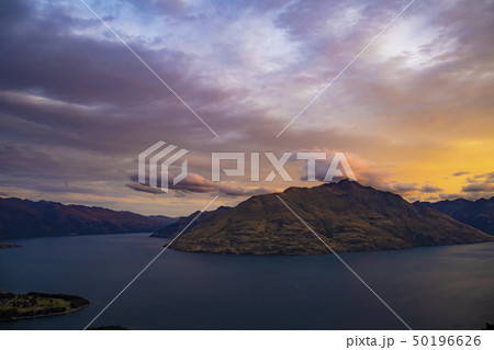 クイーンズタウンの夕暮れ　ワカティプ湖湖畔 50196626