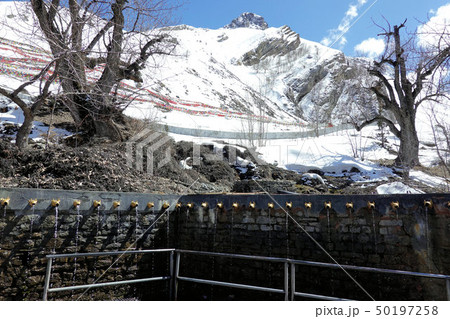 ネパール ムクティナートヒンズー教寺院ムクティナラヤンの聖水(水の壁) ネパール ムクティナートヒンズー教寺院ムクティナラヤンの聖水(水の壁) 50197258