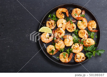 pan of grilled shrimps with lime, top view pan of grilled shrimps with lime, top view 50199307