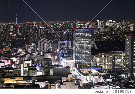 日本の東京都市景観  東京スカイツリーや大手町（画面右上）などを望む（手前は新宿など） 50199718