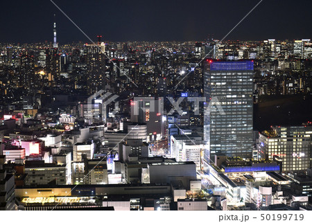 日本の東京都市景観 東京スカイツリーや大手町(画面右上)などを望む(手前は新宿など) 日本の東京都市景観 東京スカイツリーや大手町(画面右上)などを望む(手前は新宿など) 50199719