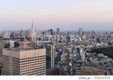 日本の東京都市景観  新国立競技場や東京タワー、六本木ヒルズなどを望む 50201350