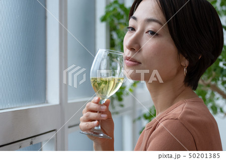 女性 ワイン 女性 ワイン 50201385