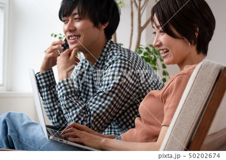 カップル　ソファ 50202674