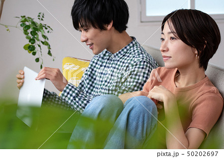 カップル　ソファ 50202697
