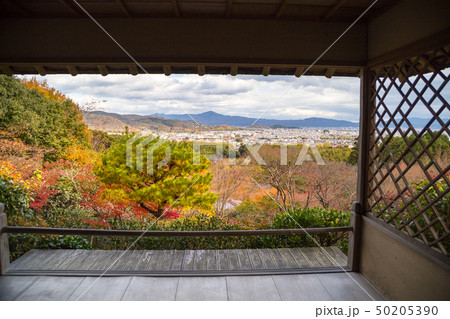 大河内山荘の秋、大乗閣から京都盆地と比叡山の眺め 50205390