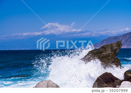 （静岡県）西伊豆の海岸から望む、波濤と富士山 50207999