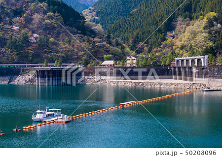 （東京都）新緑の奥多摩湖 50208096