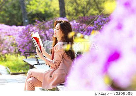 韓国人 若い女性 汝矣島公園 50209609