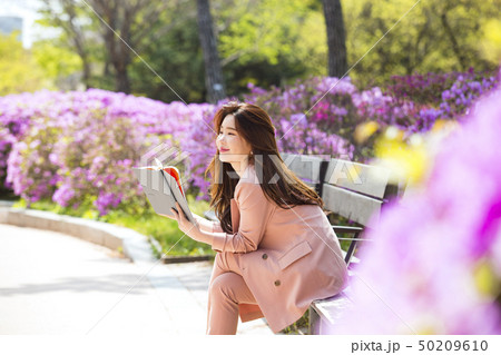 韓国人 若い女性 汝矣島公園 50209610